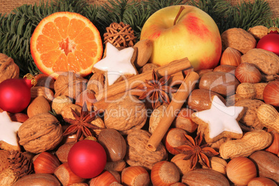Nüsse, Obst und Kekse zu Weihnachten
