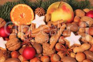 Nüsse, Obst und Kekse zu Weihnachten