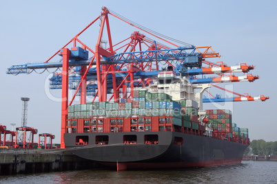 Containerschiff an einem Containerterminal
