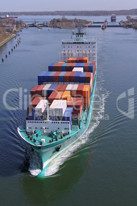 Containerschiff auf dem Kiel Kanal