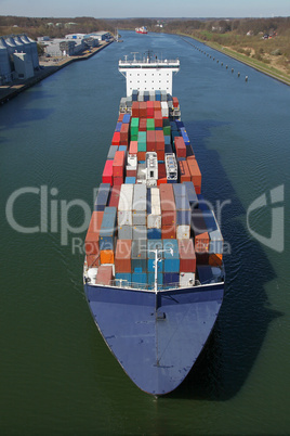 Containerschiff auf dem Kiel Kanal