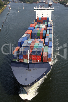 Containerschiff auf dem Kiel Kanal