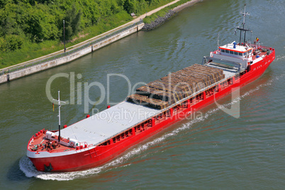 Frachter auf dem Kiel Kanal