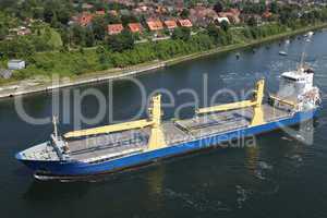 Frachtschiff mit Kränen auf dem Kiel Kanal