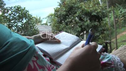 Young woman writing in het diary