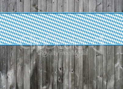 Holzwand mit blau-weißem Streifen