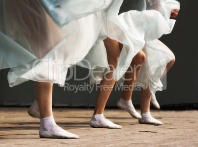 feet dancing women