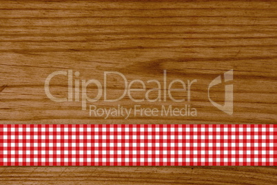 Holzbrett mit rot-weißem Tischdeckenstreifen