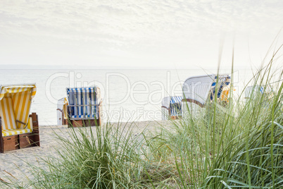 Strandkörbe am leeren Strand - Beech chairs on empty beach