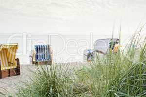 Strandkörbe am leeren Strand - Beech chairs on empty beach