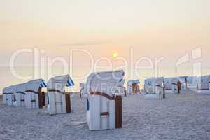 Strandkörbe zum Sonnenaufgang - Beech chairs during Sunrise