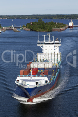 Containerschiff auf dem Nord-Ostsee-Kanal in Kiel, Deutschland