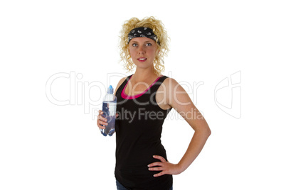 Sportliche Frau mit Wasserflasche