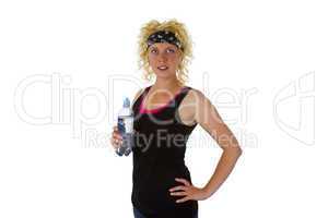 Sportliche Frau mit Wasserflasche