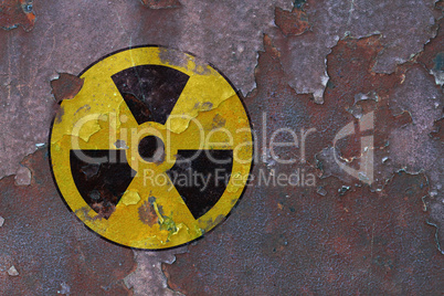 rostiges metall mit radioaktiv symbol - rusty metal with radioac
