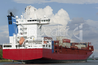 containerschiff auf dem Nord-Ostsee-Kanal in Kiel, Deutschland