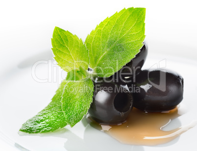 Olives with mint and sauce