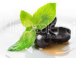 Olives with mint and sauce