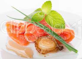 Salmon rolls with greens and fried onion