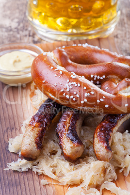 gegrillte Bratwürstchen mit Sauerkraut