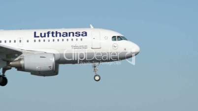 Lufthansa Airbus A319 airplane landing 11018