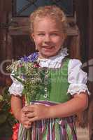 Portrait eines bayerischen Blumenmädchen