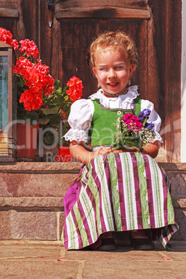 Schönes kleine Mädchen im Dirndl