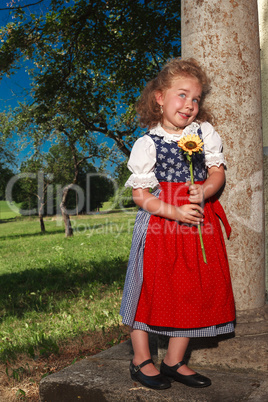Bayerisches kleines Mädchen mit charmanten lächeln
