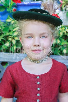 Portrait eines kleinen bayerischen Mädchen mit Hut