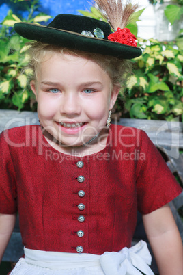 Portrait eines kleinen lachenden bayerischen Mädchen mit Hut