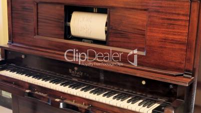 Piano vintage automatic zoom in editorial