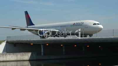 Delta airplane on Taxiway bridge 11021