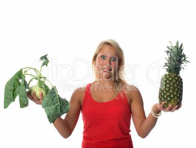 Frau zeigt Ananas und Kohlrabi Frau zeigt Ananas und Kohlrabi