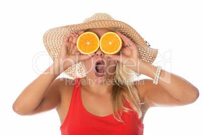 Blonde Frau mit Orangenscheiben