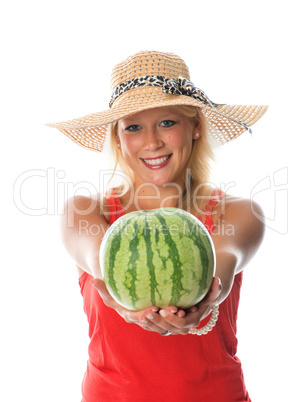 Blonde Frau zeigt Wassermelone