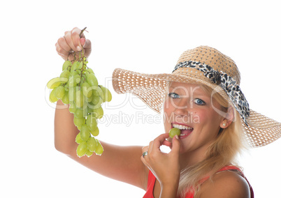 Frau isst Weintrauben