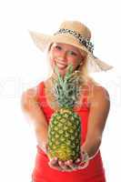 Blonde Frau zeigt eine Ananas