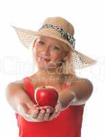 Blonde Frau zeigt einen Apfel