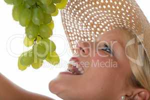 Frau isst Weintrauben