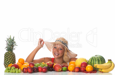 Blonde Frau mit Obst