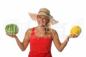 Blonde Frau hält verschiedene Melonen