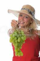 Blonde Frau hält Weintrauben