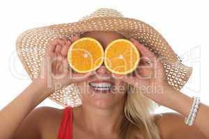 Frau mit Orangenscheiben