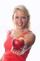 Blonde Frau bietet Apfel an