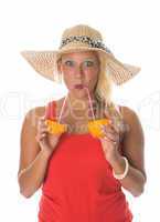 Blonde Frau trinkt aus Orangen
