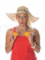 Blonde Frau trinkt aus Orangen