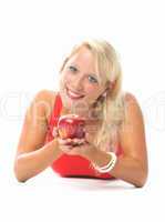 Blonde Frau hält einen Apfel