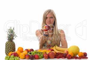 Blonde Frau mit Obstsorten