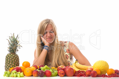 Blonde Frau schaut auf Obstsorten