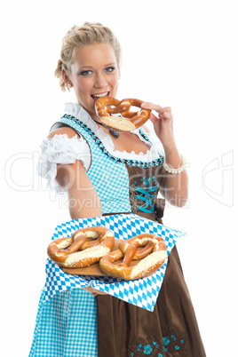 Schöne Bayrin isst eine Brezel